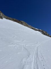 Passaggino per salire sulla dorsale, sci sullo zaino