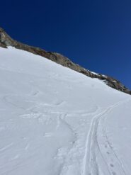 Passaggino per salire sulla dorsale, sci sullo zaino