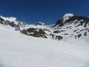 il vallone del Teppiè con a sx la Pointe du Lac sans Fond, al centro il mont de la Fourclaz , a dx la Lancebranlette