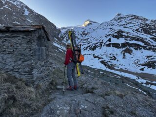Poco prima del rif. Averolle si intravede la gorgia bella piena di neve