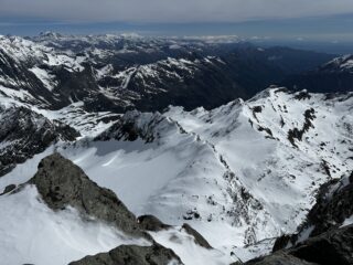 Dalla vetta il Glacier d'Arnas; si vedono 2 skialpers che stanno procedendo verso le Rocce Rosse 