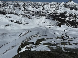 Dalla vetta la cresta appena salita e la sottostante conca del Glacier du Baunet