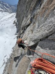 Cristiano sul passo verso destra per raggiungere il diedro della sosta 3