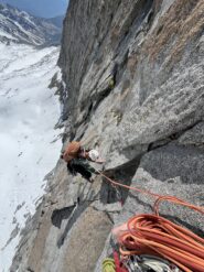 Cristiano sul passo verso destra per raggiungere il diedro della sosta 3