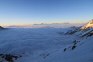 salendo al Col di Valsorey con il mare di nebbia in basso