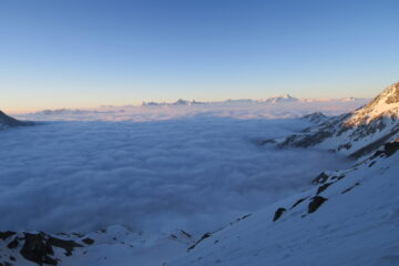 salendo al Col di Valsorey con il mare di nebbia in basso