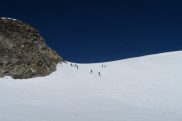 scialpinisti in salita nel tratto molto ripido prima della calotta sommitale