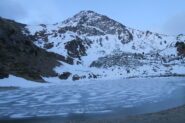 il lago di Chamolé con i ripidi pendii che portano al Colle omonimo