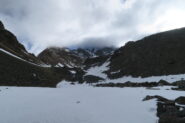 in salita cercando di passare dove c'è neve