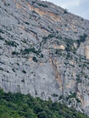 La parete con l'evidente placconata dei primi tiri