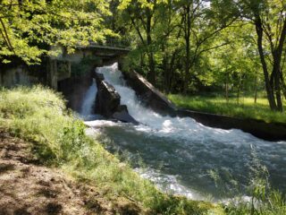 Il salto del Canale della Mandria presso il Mulino dei Banditi (rudere).