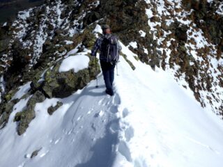 La breve crestina di neve dopo l'anticima.