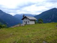 La chiesetta, in posizione panoramica, tra Planas e Novassy.
