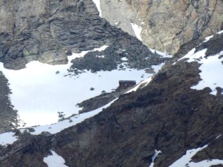 Dalla cima zoomata sul Bivacco Rivolta al Col Fort.