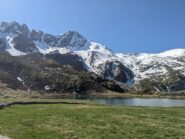 Conca dell'Angeloga con vista sul Pizzo Stella e i suoi canali: Federica, Vittoria e Centrale, da sinistra a destra
