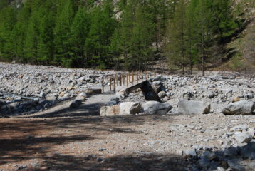 Il Ponte dell'Erfaulets; poco oltre il sentiero si perde