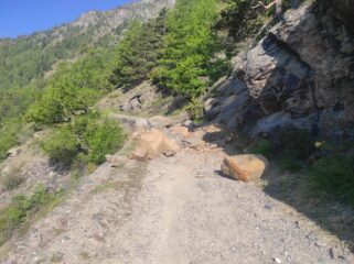 a piedi e in bici si passa senza problemi