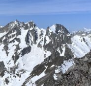 I due canali paralleli che scendono dal passo, visti dal Pizzo Lucendro. A destra si scrge la parete del Witenwasserenstock