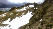 In discesa, il bacino superiore ancora bene innevato