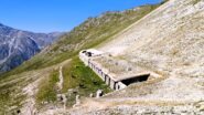 La caserma del colle, con dietro le elevazioni del monte La Pertia
