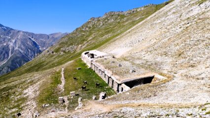 La caserma del colle, con dietro le elevazioni del monte La Pertia