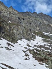 Sfruttando i nevai sotto le Rocce Alte del Losas