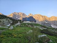 Il bellissimo Riifugio all'alba