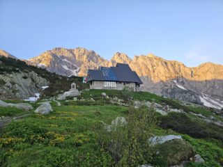 Il bellissimo Riifugio all'alba