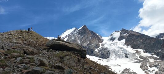 Quasi al rifugio, Castore e punta Perazzi con il ghiacciaio