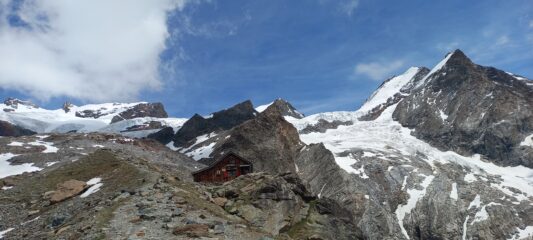 Da sx Breithorn Orientale, Gemello del Breithorn, Roccia Nera, Polluce, Castore e Punta Perazzi, con il rifugio Mezzalama