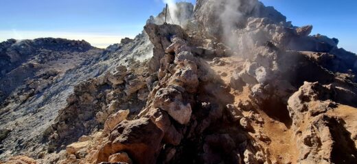 Il respiro del vulcano ci ricorda che è ancora ben attivo anche se dormiente