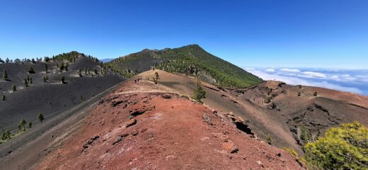 Il colore rosso del Volcan Martin contrasta con le abbondanti sabbie nere delle sue pendici ed il verde intenso del pino Canario