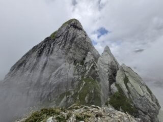 La Punta Carina in primo piano sulla destra vista dalla cima di Punta Graziosa.