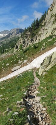 Primo nevaio lungo il sentiero. 