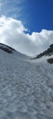 Enorme nevaio che dal Lago soprano di Fremamorta porta al colle e copre una parte di sentiero. 