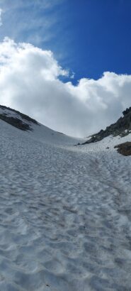 Enorme nevaio che dal Lago soprano di Fremamorta porta al colle e copre una parte di sentiero. 