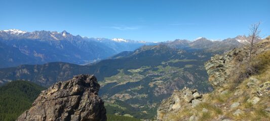Si vede tutta la Valle d'Aosta, dal Gran Paradiso, al Rutor e al Bianco