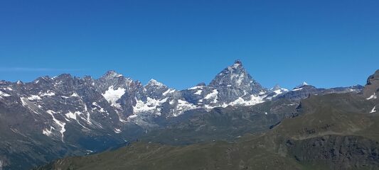 Su, un panorama da sogno: da sx Dent d'Herens, Dent Blanche, Cervino, Zinalrothorn, Weisshorn