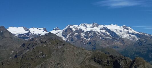 Tutto il gruppo del Rosa: da sx Breithorn, Roccia Nera, Polluce,Castore, Lyskamm, Zumstein,Gnifetti, Parrot,Piramide Vincent e Giordani