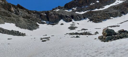 Ampio nevaio sotto il colletto Dante