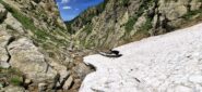 Un ampio nevaio resiste sulla variante di discesa oltre il lago di San Bernolfo