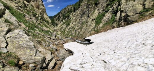 Un ampio nevaio resiste sulla variante di discesa oltre il lago di San Bernolfo