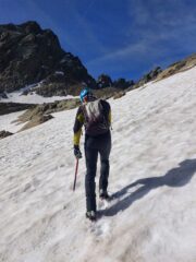 Salendo nei nevai sopra i laghi di mezzo