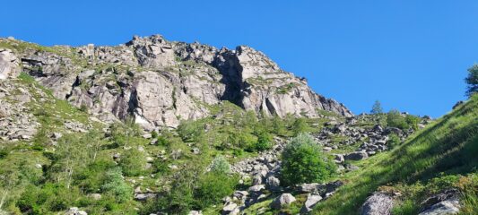 Fianchi rocciosi del vallone...