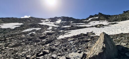 Salendo per gli sfasciumi del versante nord ovest