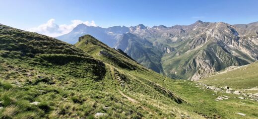 Bella mulattiera nel vallone verso il colle