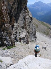 si sale faticosamente su detriti