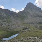 sentiero che scende ai laghetti Croce dal Colletto di Nana , a dx il Palon di Nana