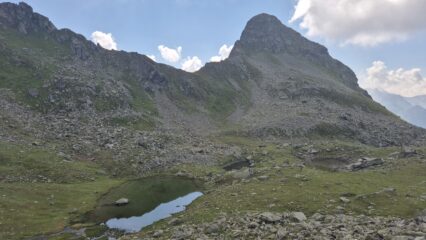 sentiero che scende ai laghetti Croce dal Colletto di Nana , a dx il Palon di Nana