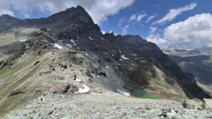 scendendo verso il colle Croce con il bel lago verde sulla dx , di fronte il Gran Tournalin